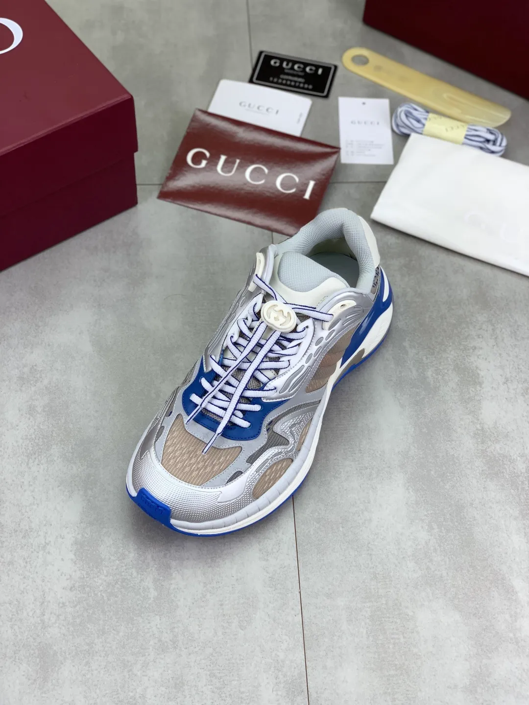 Men's shoes 💰P980 new style 💰 Gucci, couple style, women's style will be released later, new 2.0 futuristic sneakers‼ ️A pair of subversive sneakers is here. Gucci 2.0, a full series of 4 colors with key investment, smart silhouette: slightly curved forefoot design, you can clearly feel the propulsion when commuting and trotting, and it can enhance the sense of line extension when paired with wide-leg pants or cycling pants. EVA thick soles not only have a comfortable height-increasing effect, but also reduce weight (it actually lasts 3 hours of shopping without tiring your feet!) Highlight moments for lazy people: 2. Just choose it for airport wear! You can take them off in seconds after passing the security check (you can put them on as soon as you lift the heel strap), because the shoes come with a sliding buckle, so no need! ! Tie your shoes. Really achieve the sense of relaxation that goes with you. Size: Female 35-40 Male 39-45